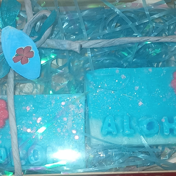 Surf City Soaps Aloha Soaps Gift Box. - Picture 2 of 3